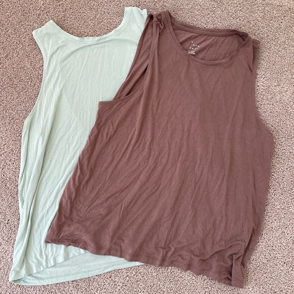 🚨 2 sleeveless tops